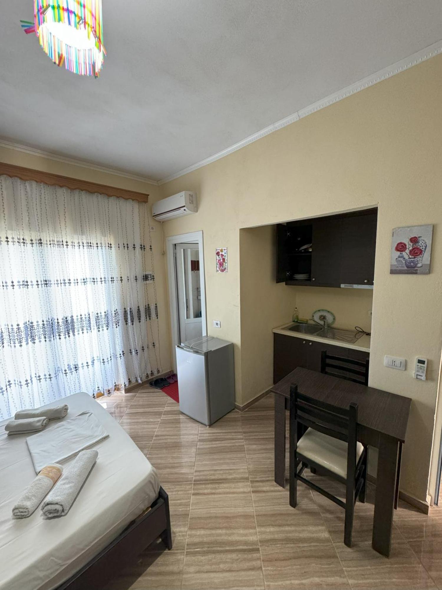 Adrian Agustin Rooms Lukove Bagian luar foto