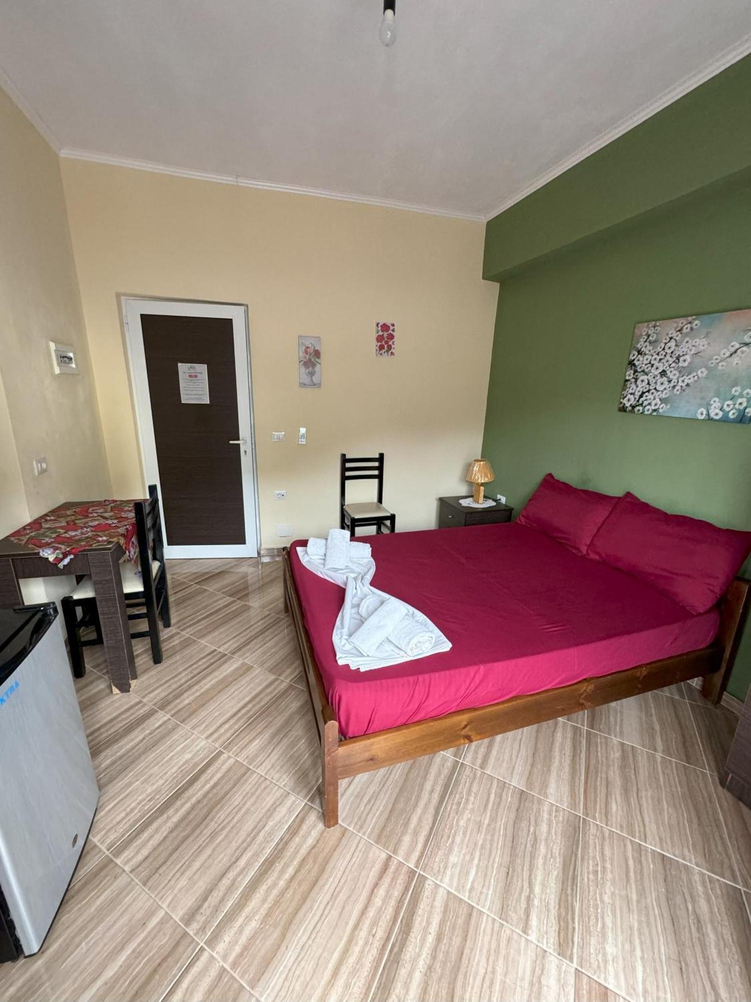 Adrian Agustin Rooms Lukove Bagian luar foto