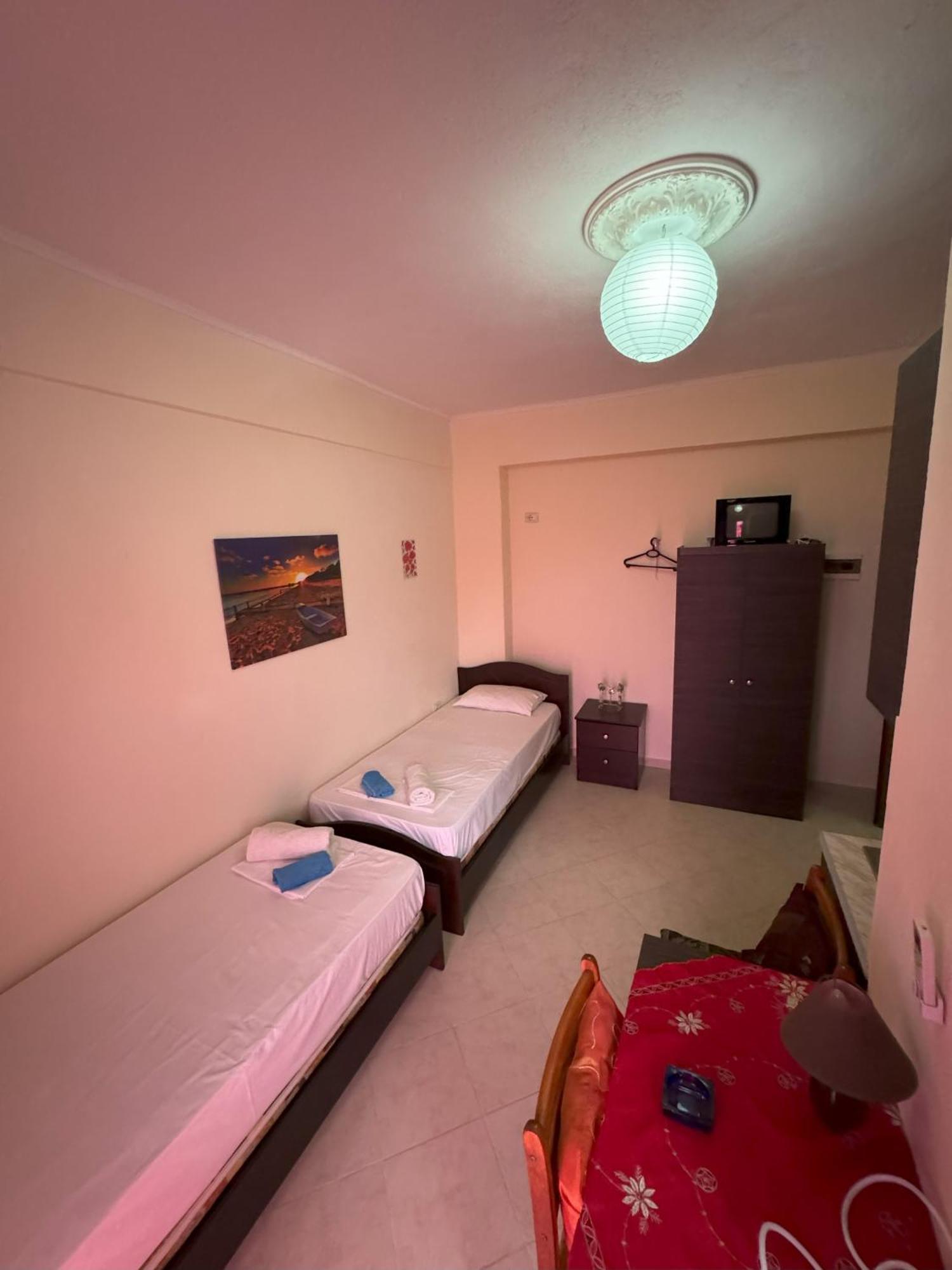Adrian Agustin Rooms Lukove Bagian luar foto
