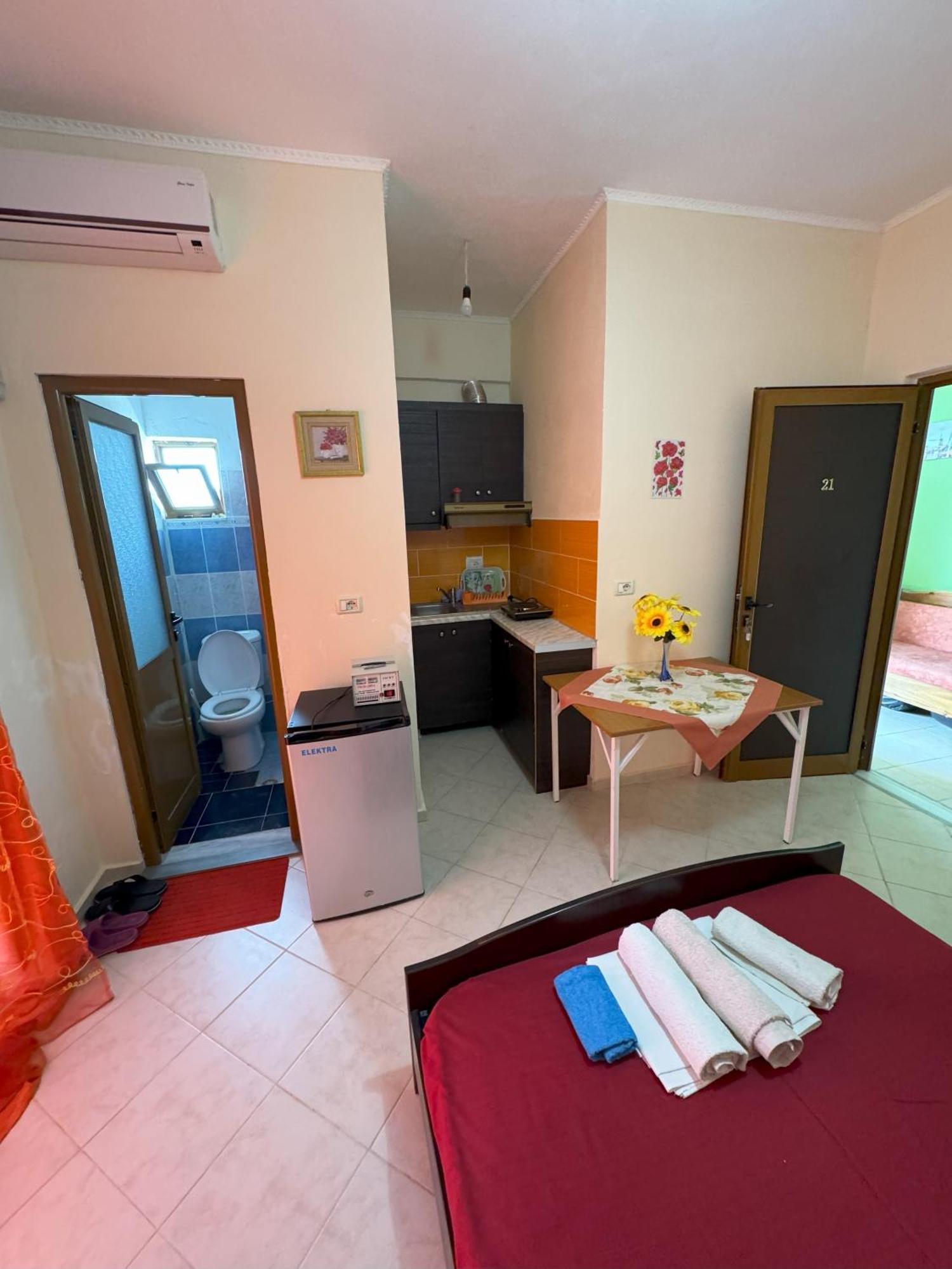 Adrian Agustin Rooms Lukove Bagian luar foto