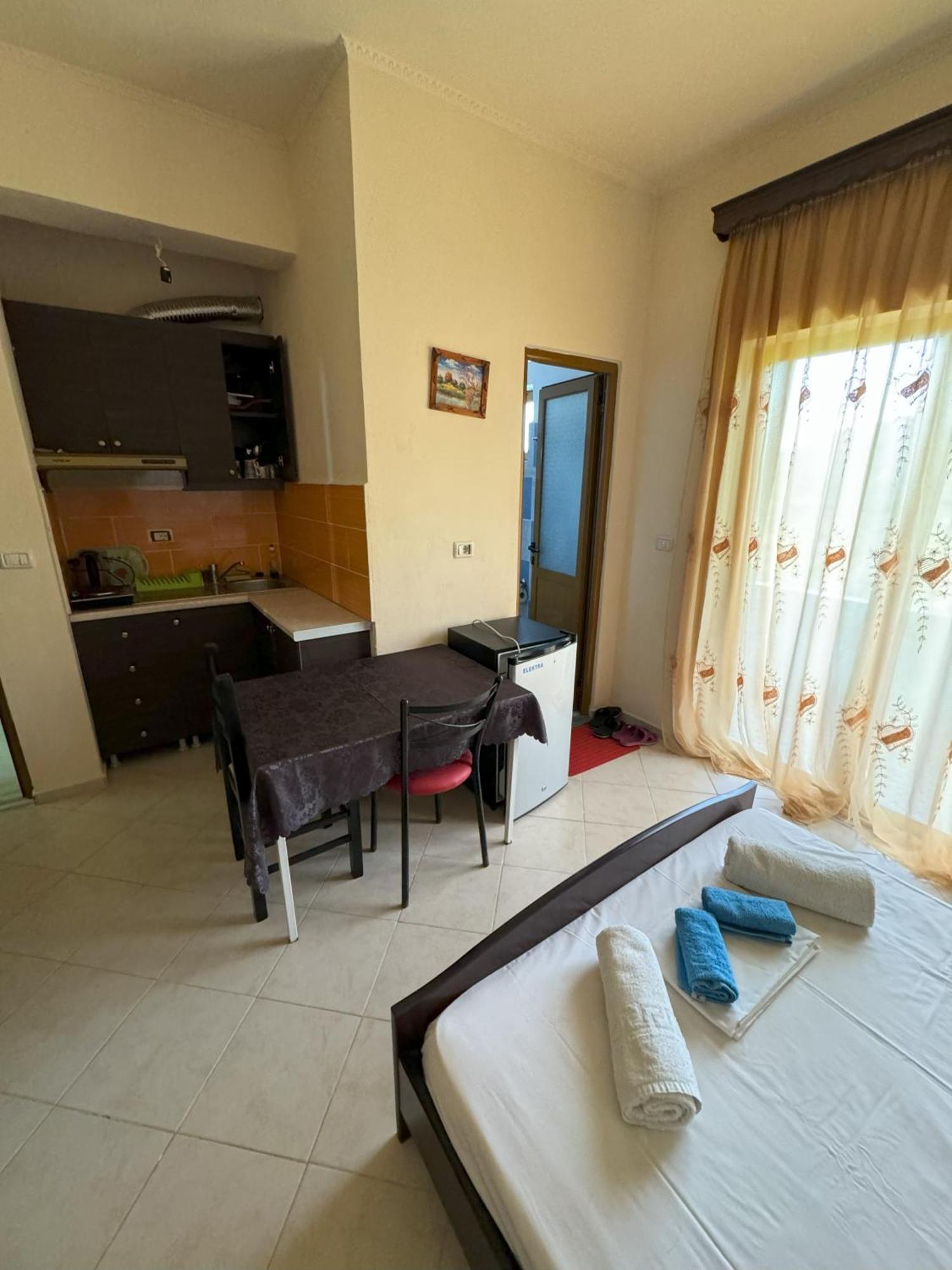 Adrian Agustin Rooms Lukove Bagian luar foto