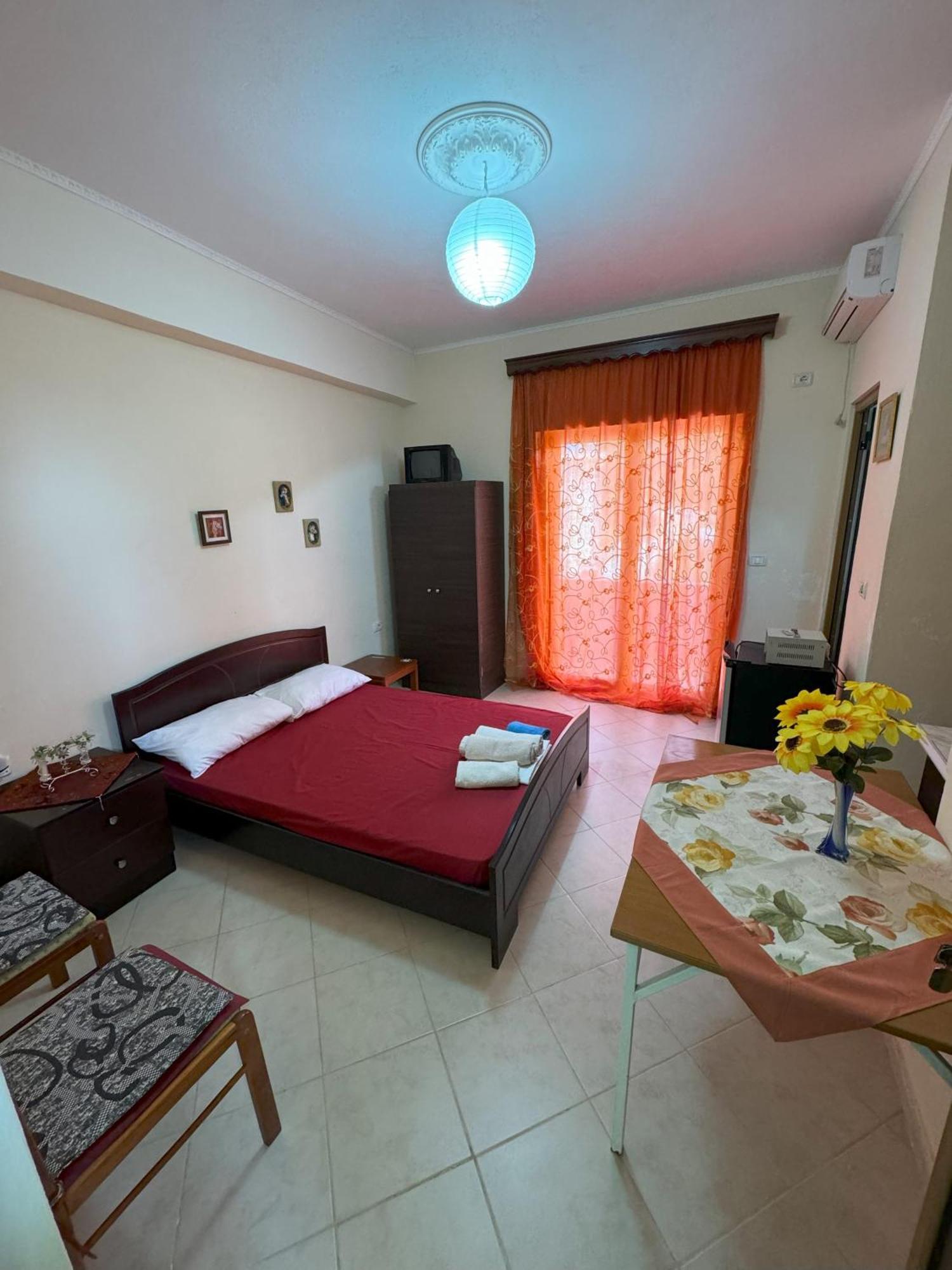 Adrian Agustin Rooms Lukove Bagian luar foto