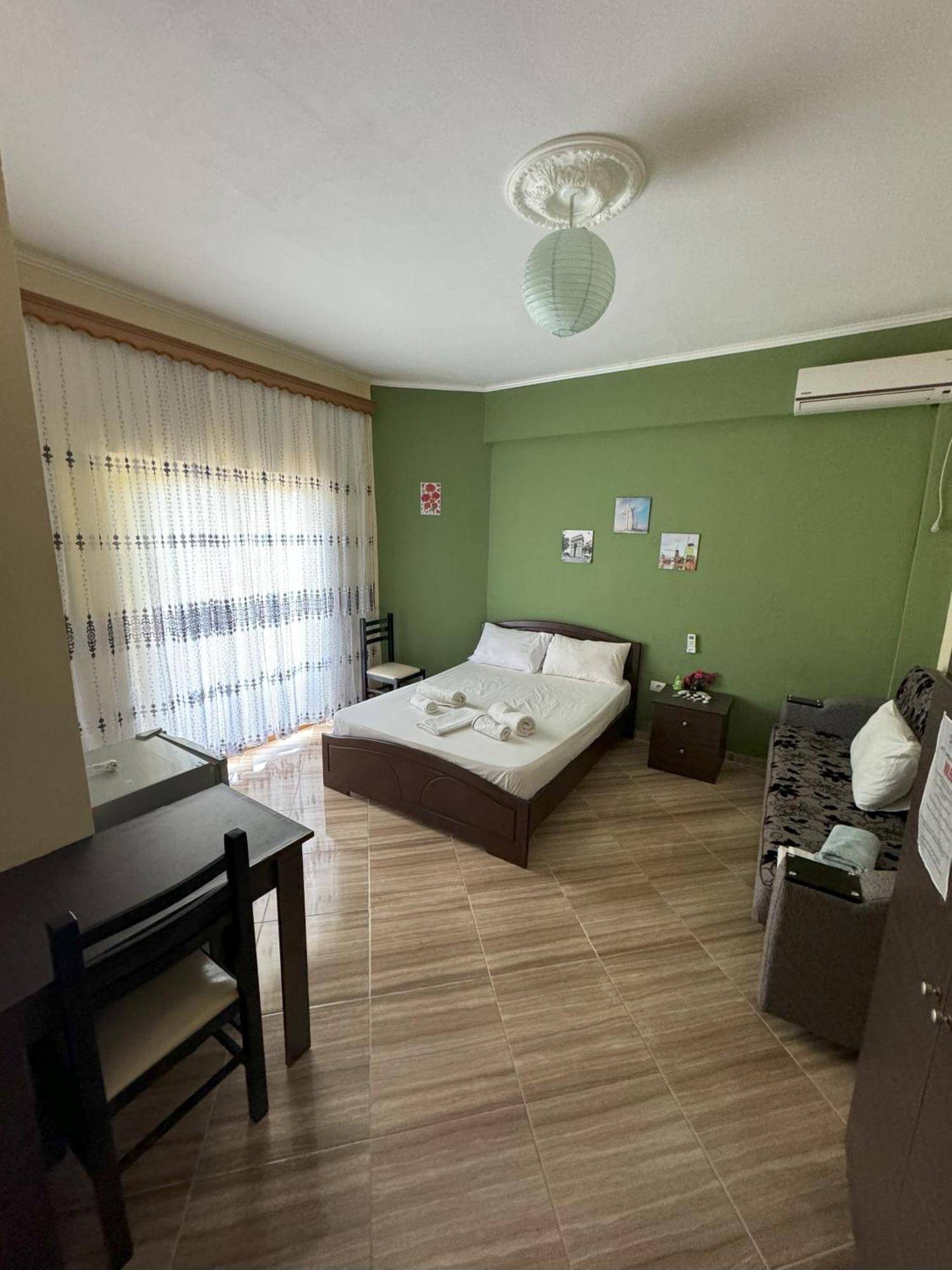 Adrian Agustin Rooms Lukove Bagian luar foto